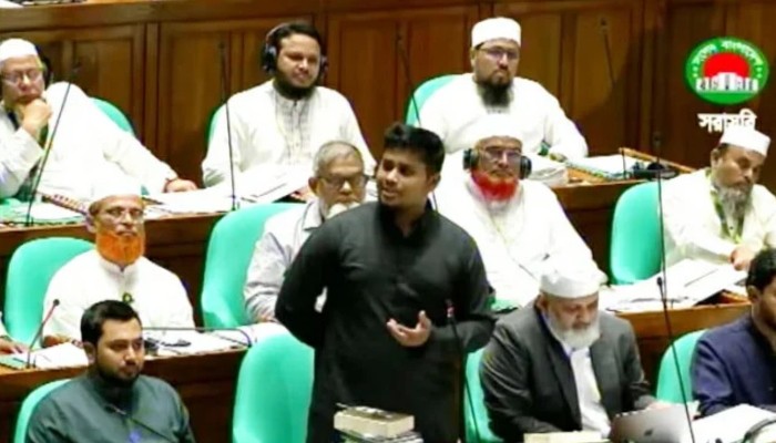 সংসদে দাঁড়িয়ে প্রধানমন্ত্রীরও সমালোচনার সুযোগ চাই: হাসনাত আবদুল্লাহ